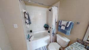 One Bedroom Apartments for Rent in Conroe, Texas - Model-Bathroom-with-Garden-Tub