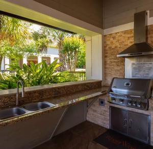 Apartments in Conroe, Texas - Outdoor Grilling and Kitchen Area