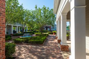 Apartments Rentals in Conroe, TX - Courtyard Area with Fountain