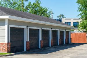 Apartments Rentals in Conroe, TX - Detached Garages 