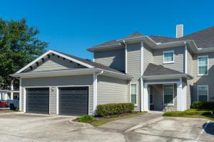 Apartments Rentals in Conroe, TX - Exterior Apartment Building with Garages